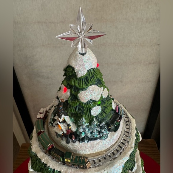 Thomas Kinkade Wonderland Express Christmas Tabletop Tree and Moving Trains - Picture 13 of 17